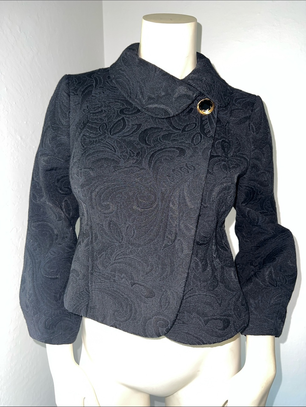 Guess Black Textured Cropped Balloon Sleeve Blazer. Size Medium. - Picture 1 of 5